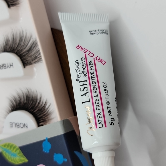 WINSOME LASH Whimsical Baldwin Floral Motifs Eyelash Set in Noble,Hybrid,& Envy - Picture 5 of 8